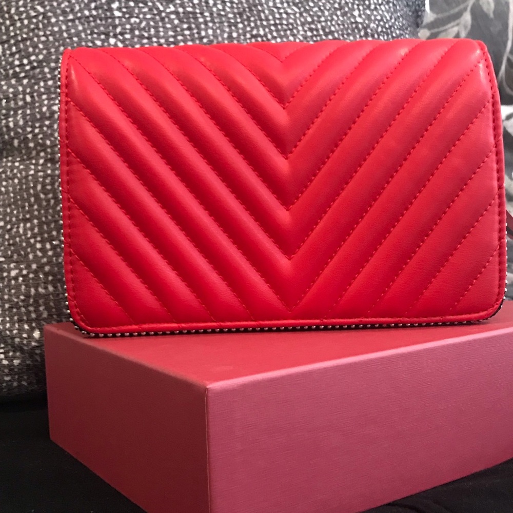 Qualitied shoulder handbag